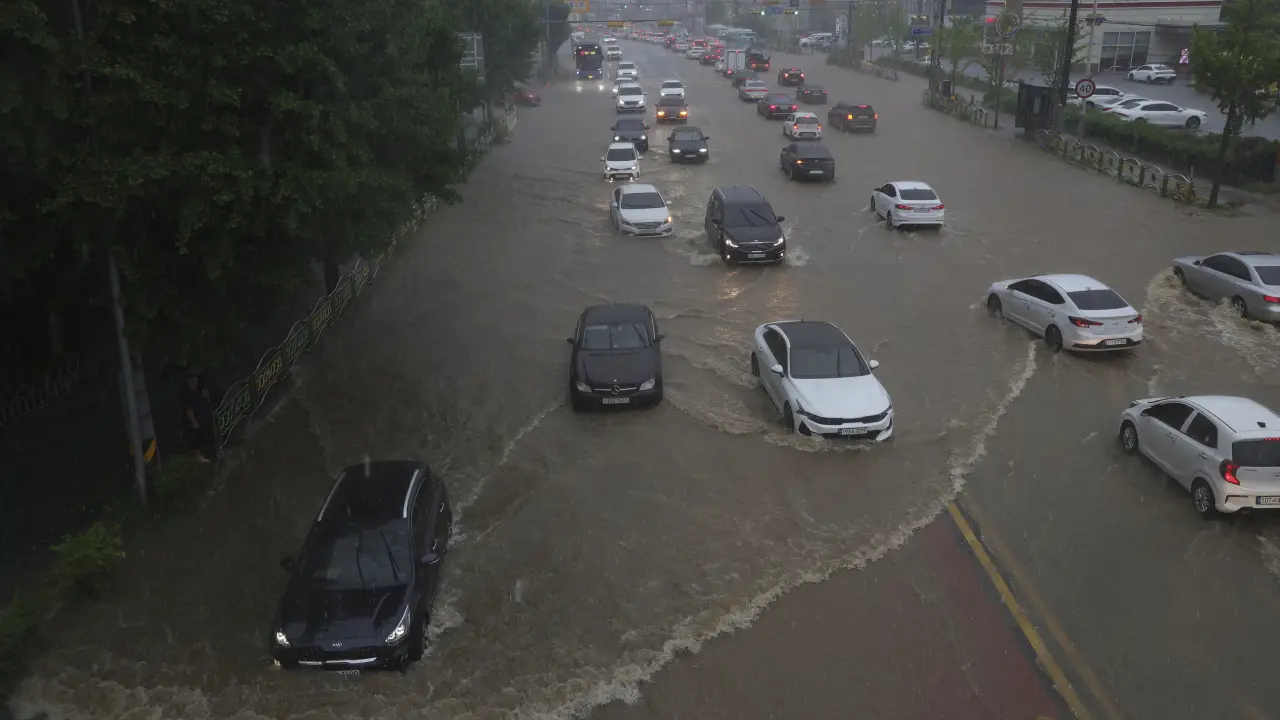 Lluvias torrenciales causan caos en Seúl
