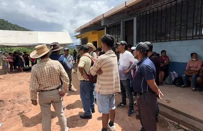 Por la violencia, familias huyen