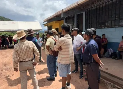 Por la violencia, familias huyen