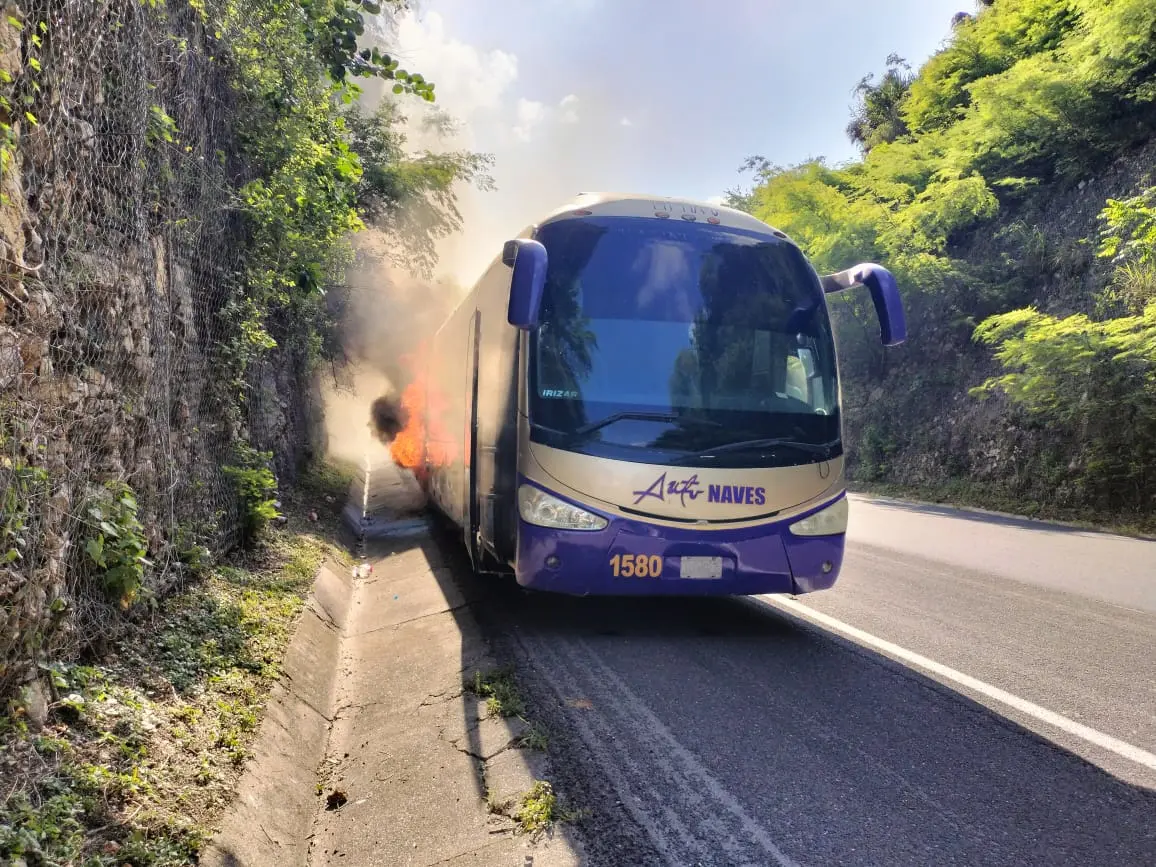 Autobús de la línea autonaves se incendia por falla mecánica en autopista Valles-Rayón