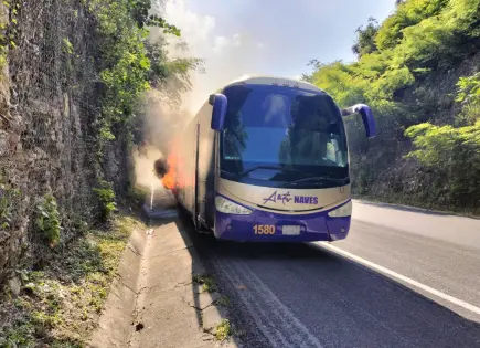 Autobús de la línea autonaves se incendia por falla mecánica en autopista Valles-Rayón