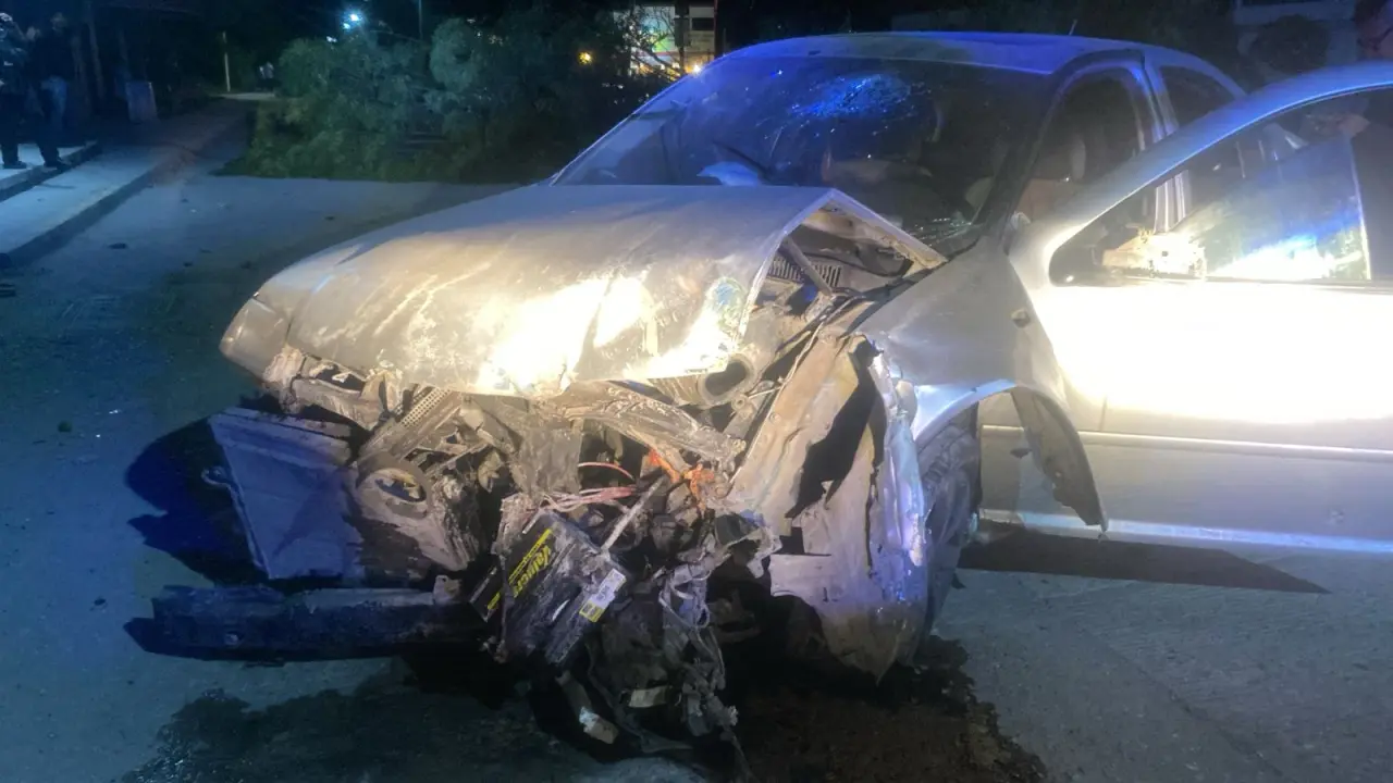 Conductor choca contra árbol y poste en Ciudad Valles... y escapa a pie