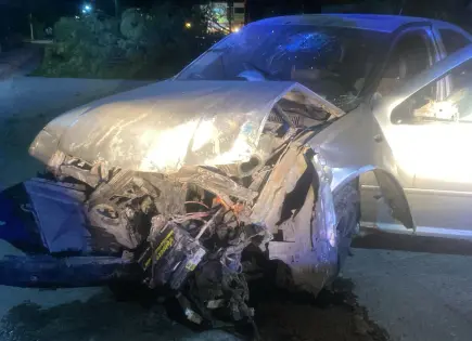 Conductor choca contra árbol y poste en Ciudad Valles... y escapa a pie