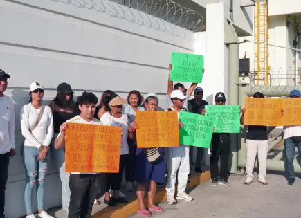 Jubilados de Pemex cierran Terminal en Tapachula por desabasto y falta de servicios médicos