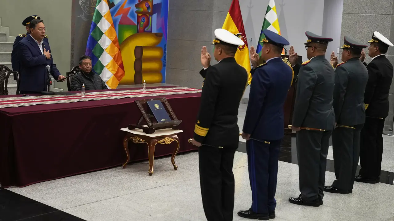 Luis Arce cambia alto mando militar en Bolivia antes de elecciones