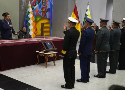 Luis Arce cambia alto mando militar en Bolivia antes de elecciones