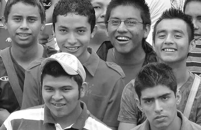 Jóvenes participan en programa federal.
