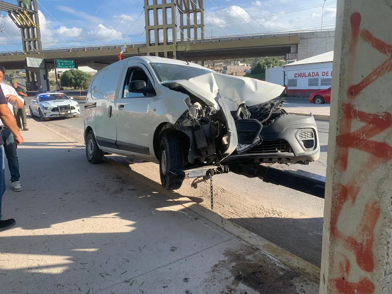 Solo daños en choque en avenida Juárez