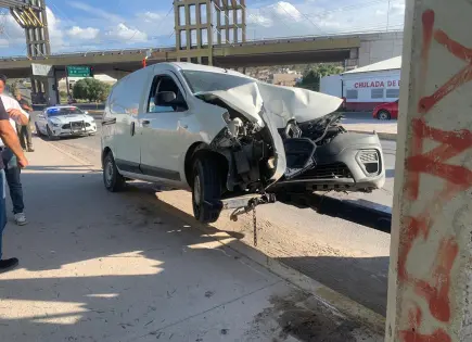 Solo daños en choque en avenida Juárez