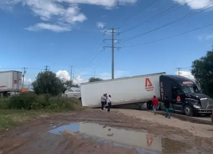 Fotos | Trailero es embestido por tren en la Zona Industrial