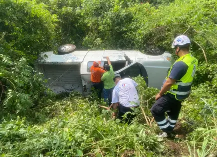 Camioneta de Sectur cae en barranco; no se reportan heridos