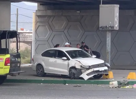 Chocan auto contra poste en avenida Salk