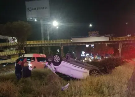 Choque en la 57 deja vehículo volcado en Valle Dorado