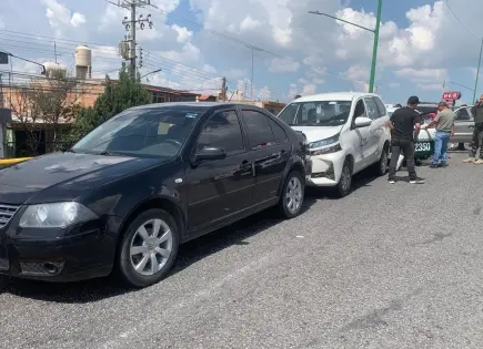 Daños en 5 autos por carambola en carretera a Rioverde