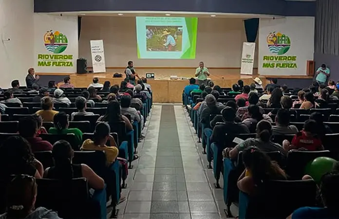 Ofrecen foro para los comerciantes