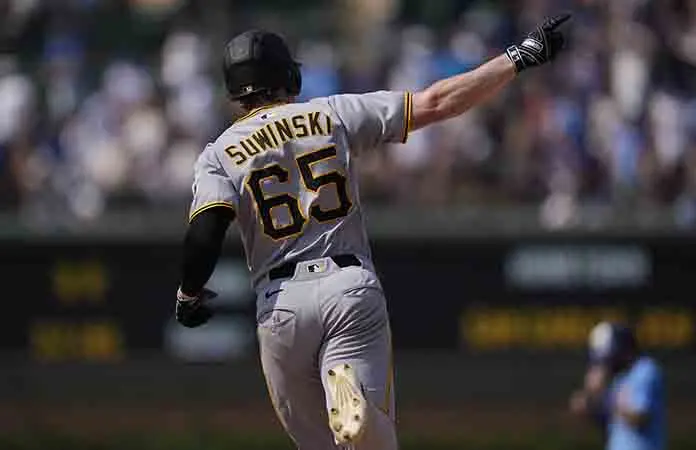 Piratas triunfan ante Cachorros