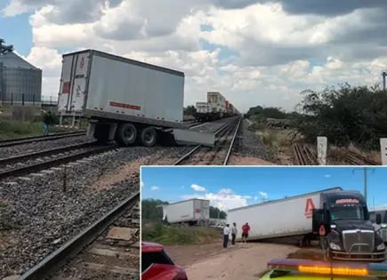 Tren parte en dos a tráiler en la Zona Industrial