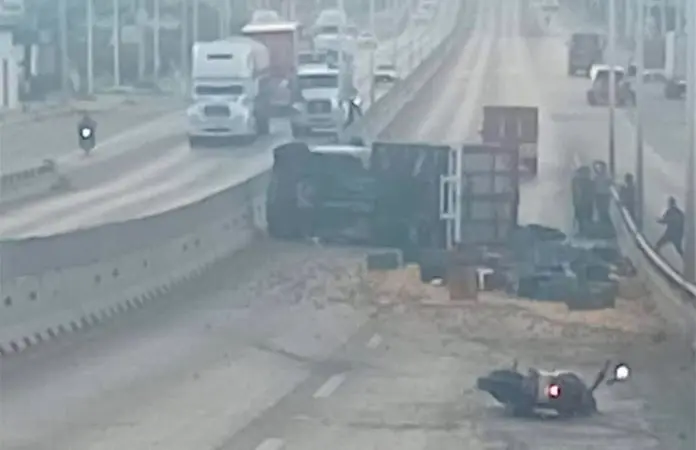 Vuelca rauda camioneta en el Periférico Norte