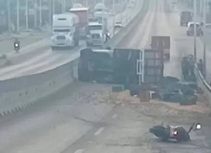 Vuelca rauda camioneta en el Periférico Norte