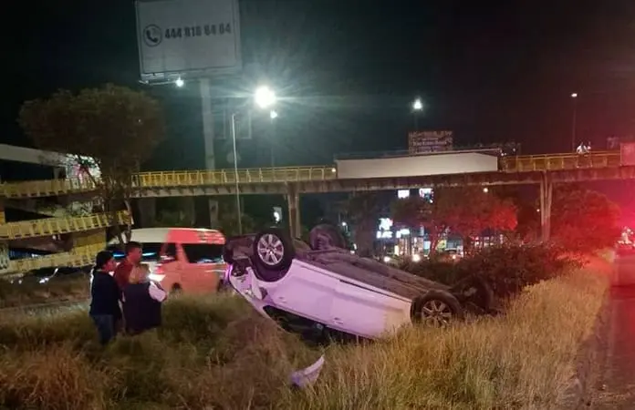 Chocan automóviles en la ‘57, uno acaba volcado