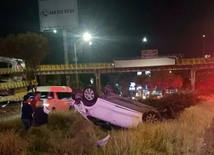 Chocan automóviles en la ‘57, uno acaba volcado