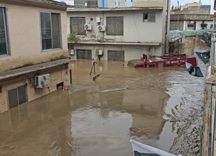 Emergencia por Inundaciones y Deslaves en Pakistán: Más de 220 Muertos