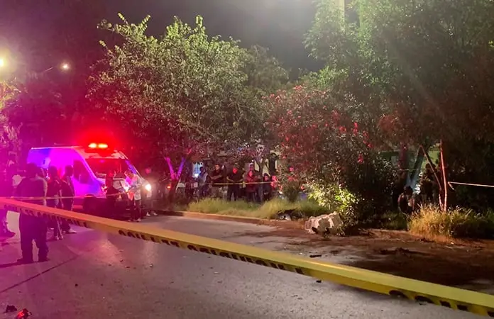 Fallece joven al estrellarse contra un árbol