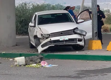Impacta carro contra puente de avenida Salk