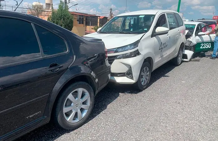 Lluvia causa carambola entre cinco vehículos
