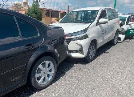 Lluvia causa carambola entre cinco vehículos