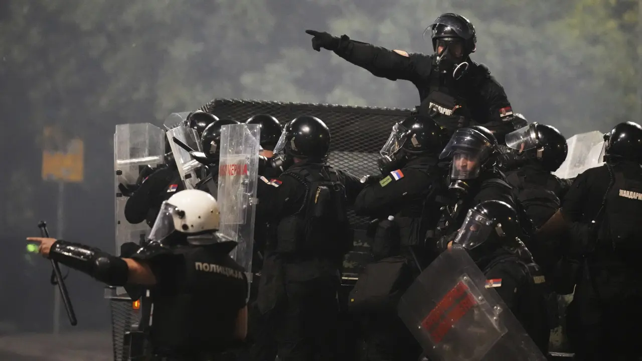 Manifestantes en Serbia desafían a la policía en medio de protestas