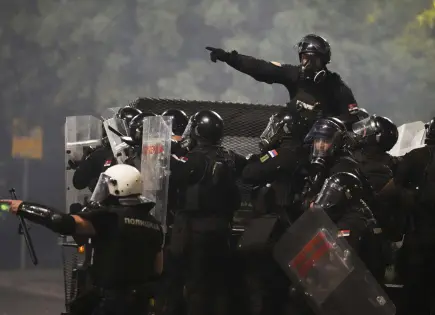 Manifestantes en Serbia desafían a la policía en medio de protestas