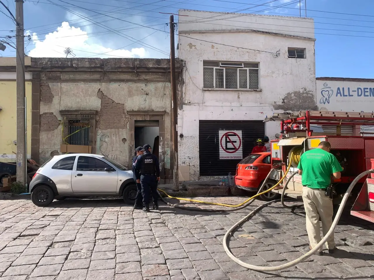 Bomberos controlan fuego en taller de letras de unicel