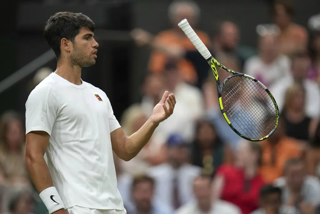 Carlos Alcaraz se corona en el Abierto de Cincinnati tras retiro de Jannik Sinner