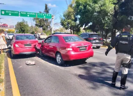 Choque en Salvador Nava complica la vialidad