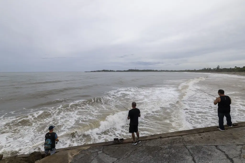 Huracán Erin obliga a turistas a acortar vacaciones en Carolina del Norte
