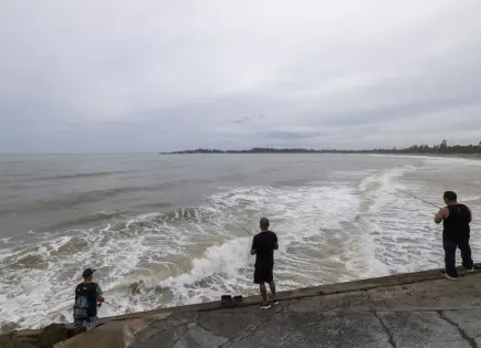 Huracán Erin obliga a turistas a acortar vacaciones en Carolina del Norte