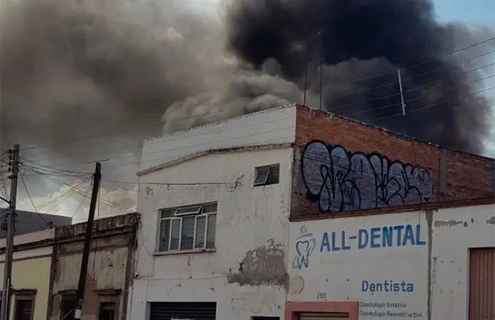 Bomberos controlan incendio en Centro