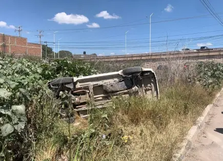 Abandonan camioneta volcada en Los Magueyes