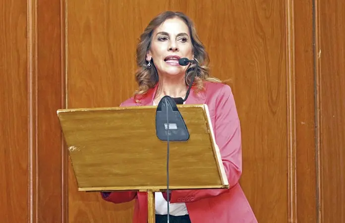 Beatriz Gutiérrez niega que se irá a vivir a España