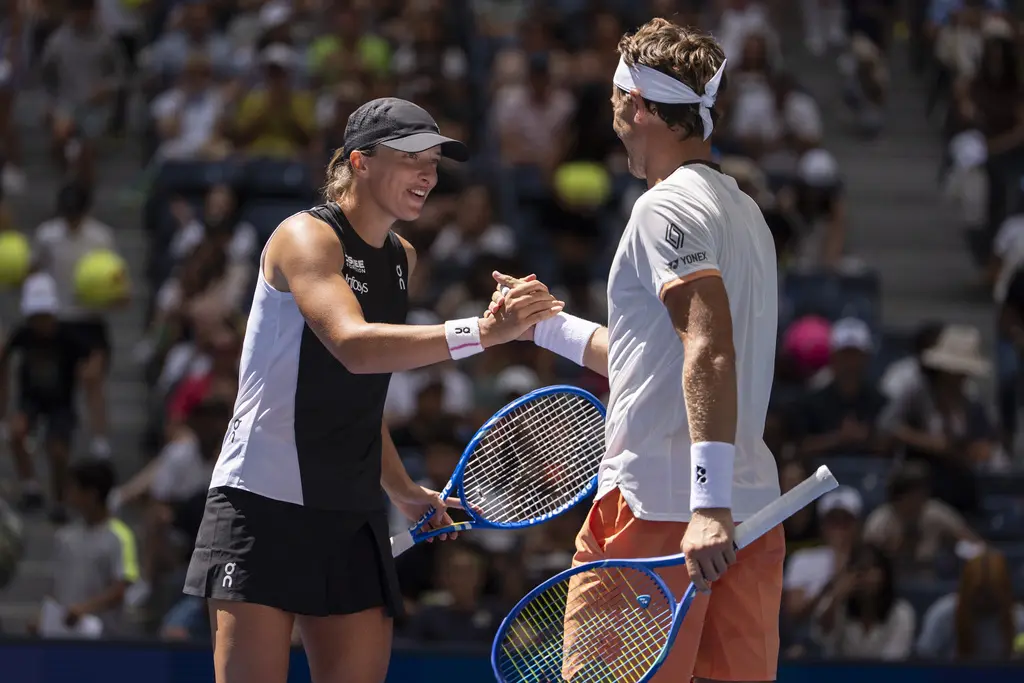Iga Swiatek y Casper Ruud avanzan en dobles mixtos del US Open tras ganar en Cincinnati
