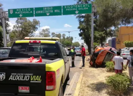 Accidente con volcadura provoca tráfico en Salvador Nava