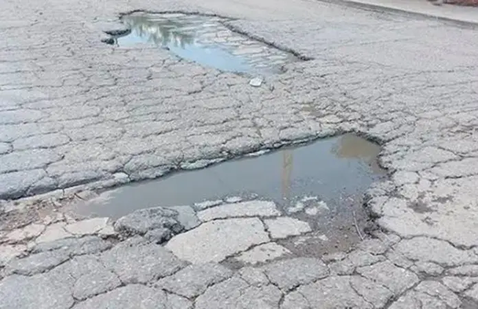 Calles deterioradas en la Zona Industrial.