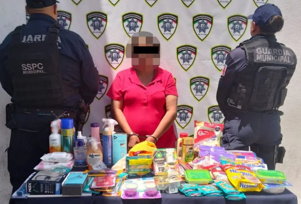 Sorprenden a mujer robando mercancía en Bodega Aurrera