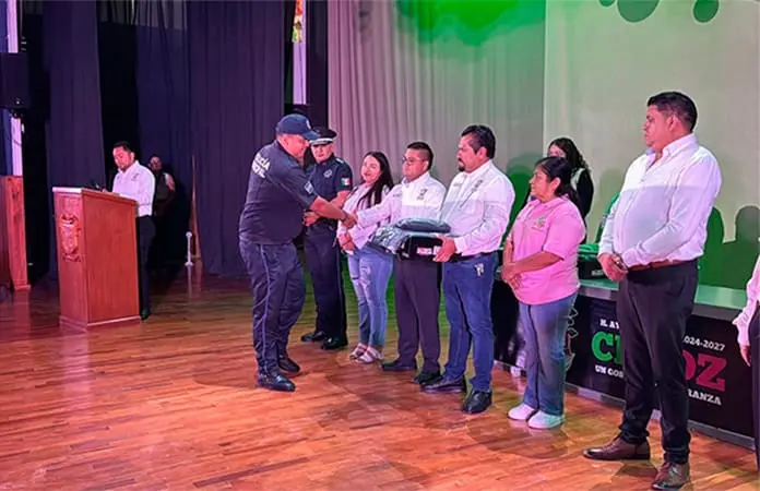 Uniforman a policías de Ciudad Fernández
