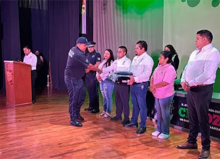 Uniforman a policías de Ciudad Fernández