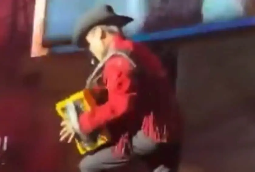Vocalista de Los Tigres del Norte se recupera tras caída en Fenapo