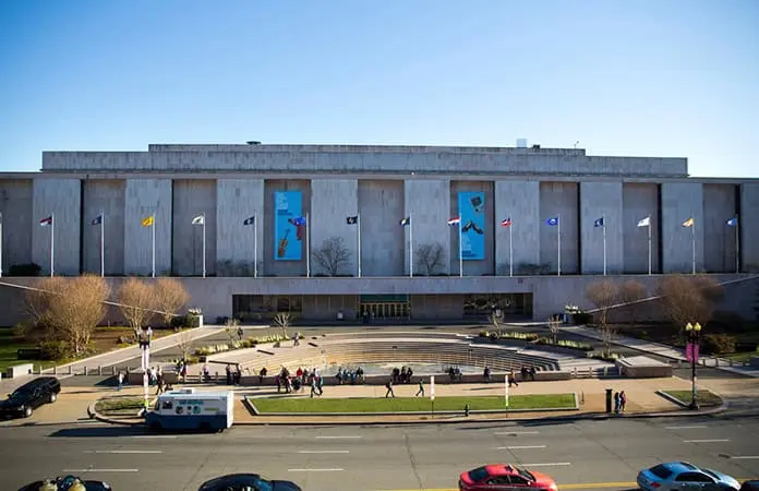 Arremete Trump contra el museo Smithsonian