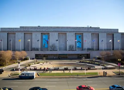 Arremete Trump contra el museo Smithsonian