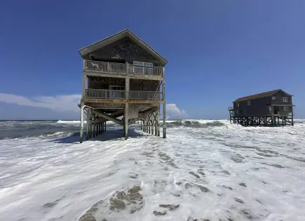 Casas en Carolina del Norte a punto de colapsar por erosión marina